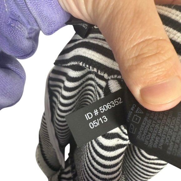 Express Women’s Mixed Stripe Skater Flare Mini Skirt Black/White 2 - Picture 8 of 9